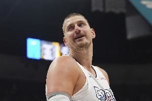 小莫里斯：约基奇确实是最佳中锋之一 但他没遇到几个正经中锋图片